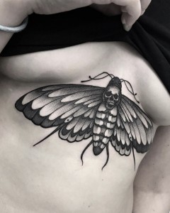 tatuaje_blackwork_avisa_polilla_underboob